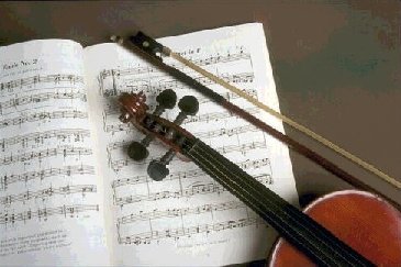 Violon déposé sur une partition