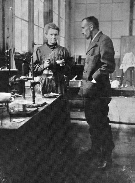 Marie et Pierre Curie au laboratoire