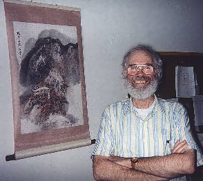 Photographie de M. Caron à son bureau